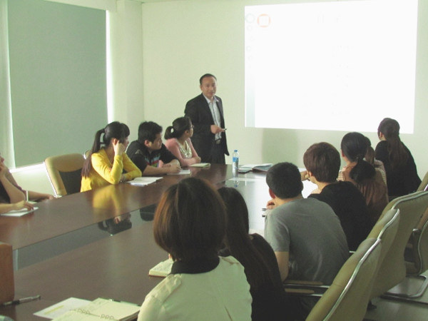 2013年4月24日，正睿老師對佳樂公司進(jìn)行倉儲管理的培訓(xùn)