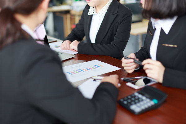 初創企業如何設定合理的薪酬策略吸引人才？