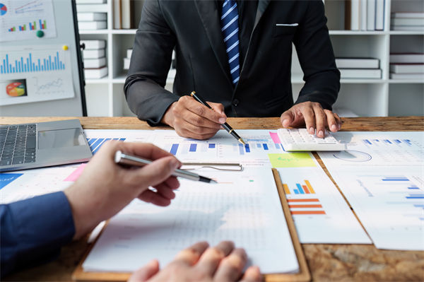 效能提升乏力，數(shù)智化咨詢(xún)?cè)鯓訁f(xié)助找到破局支點(diǎn)？